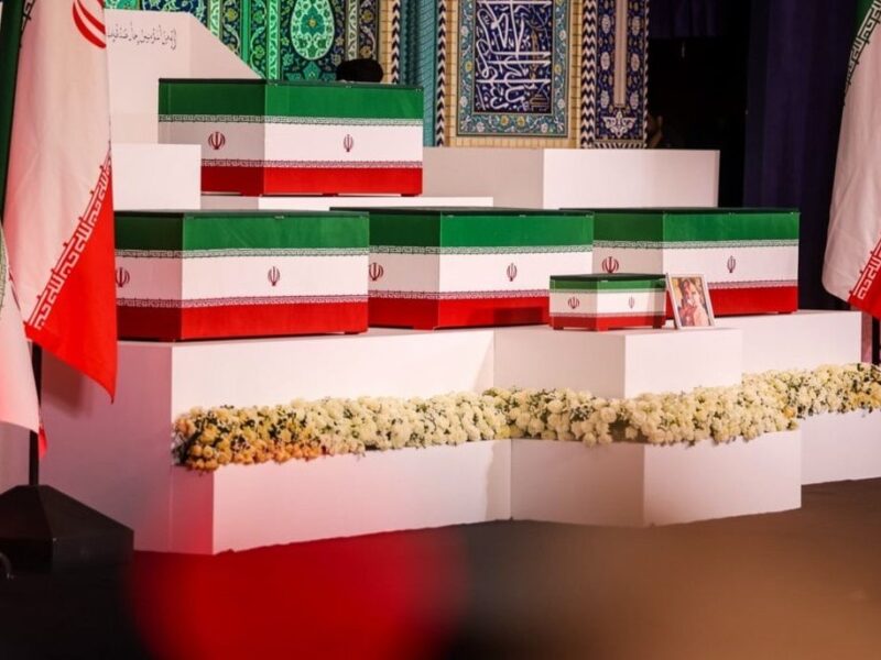 ادای احترام وزیر راه و شهرسازی به پیکر آقای شهید
ایران