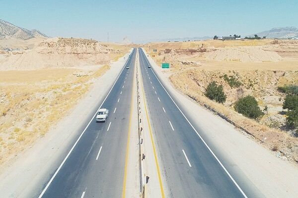 ببینید| اجرای عملیات خط کشی محورهای مواصلاتی استان
ایلام