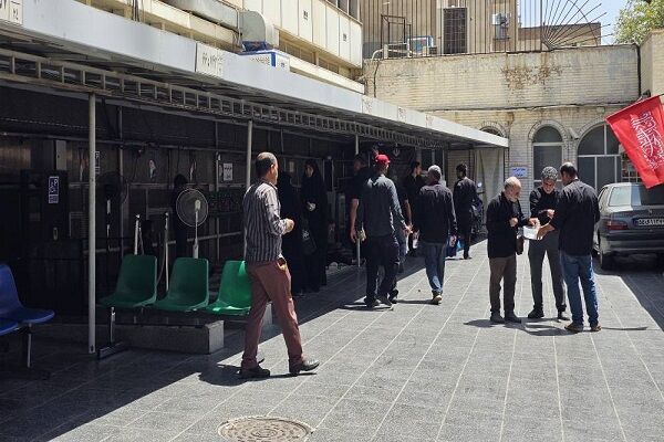 خدمت رسانی مستمر و شبانه روزی به زائران در ایام بدرقه و
تشییع رهبر شهید انقلاب