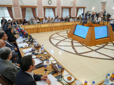 ببینید| نشست خبری فرزانه صادق وزیر راه وشهرسازی با خبرنگاران
(۲)