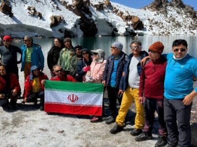 صعود بانوی کارمند راهداری جنوب کرمان به قله ۴۸۱۱ متری
سبلان
