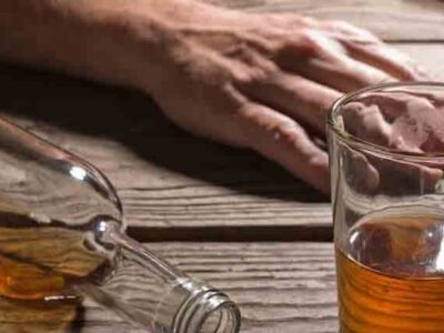 عوارض مصرف الکل را جدی بگیرید؛ از التهاب معده تا هپاتیت الکلی