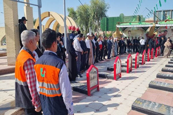 غبار روبی و گلباران گلزار شهدا شهرستان جیرفت توسط راهداران
جنوب کرمان