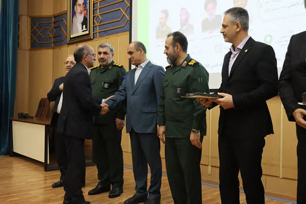 ببینید|تجلیل از مدیرکل راهداری و حمل‌ونقل جاده‌ای گیلان در
همایش روز قشر بسیج کارمندان و هفته دولت