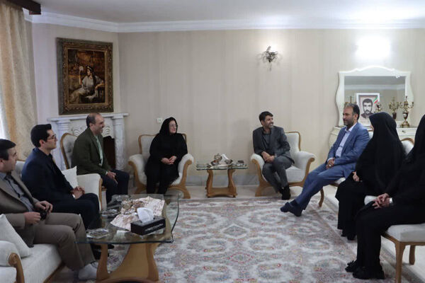 مسئولان وزارت راه و شهرسازی به دیدار خانواده شهید همکار در
خراسان رضوی رفتند