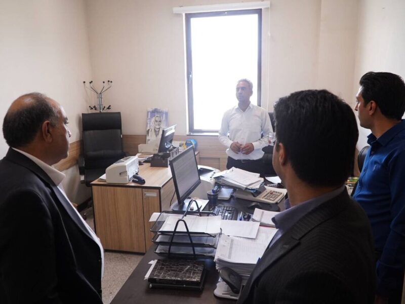 بازدید سرزده مدیرکل راه و شهرسازی کرمان از واحدهای اجرایی/
تاکید بر رفع چالش‌های کارکنان